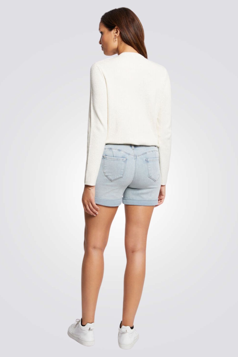 מכנסי ג'ינס קצרים בצבע כחול בהיר