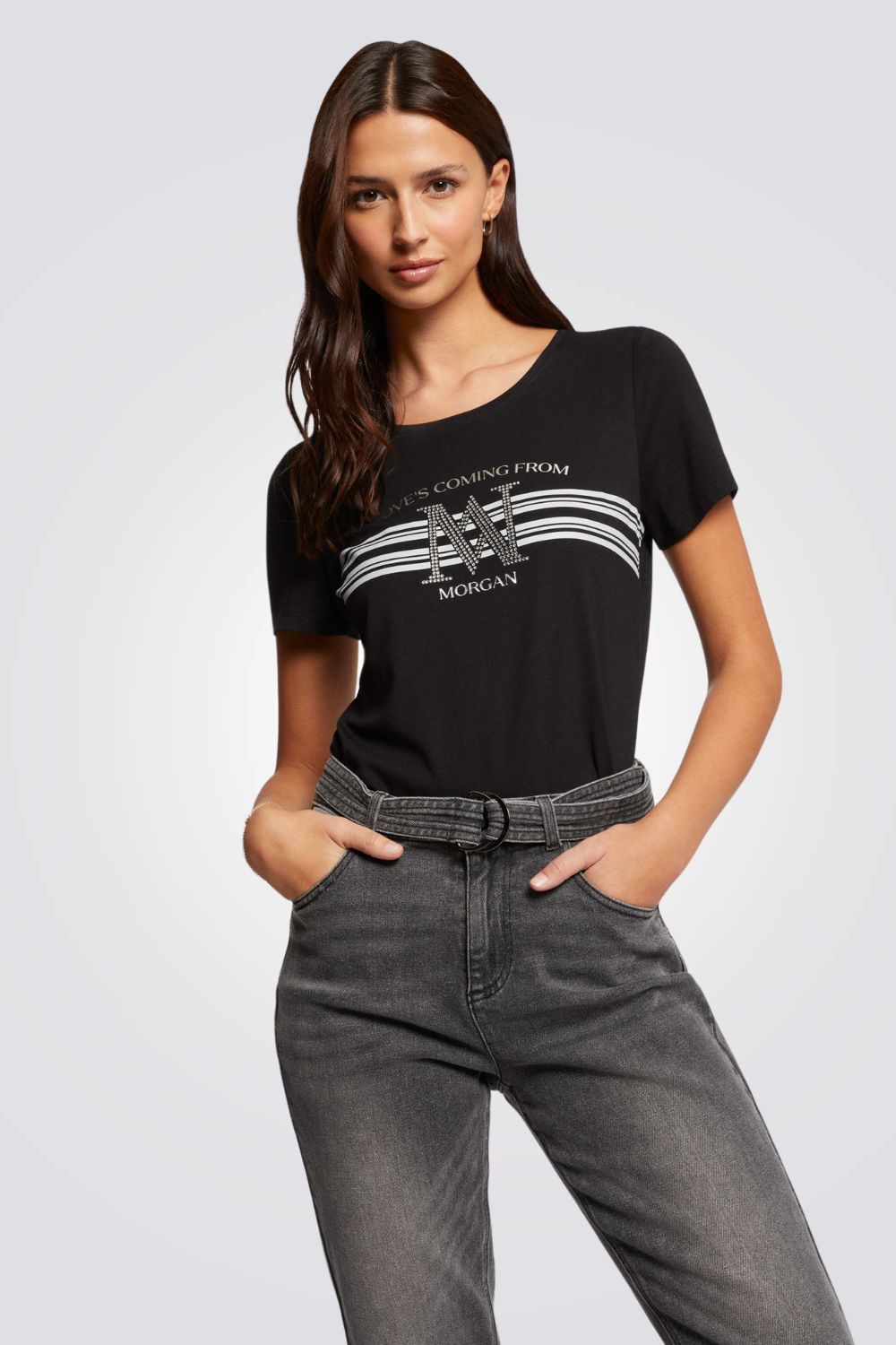 חולצת טי עם שרוולים קצרים בצבע שחור