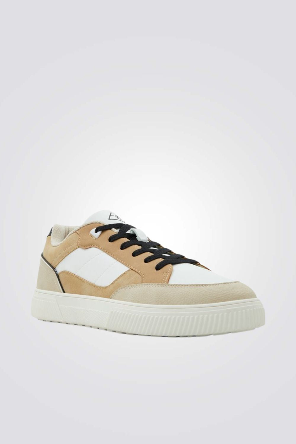 סניקרס בצבע בז' ולבן