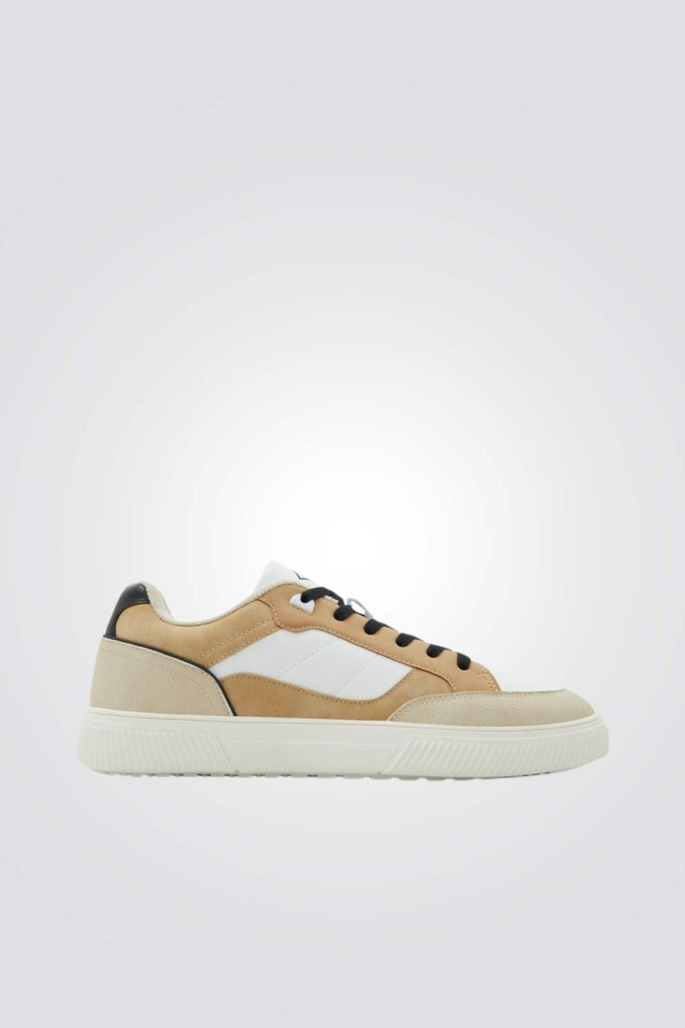 סניקרס בצבע בז' ולבן