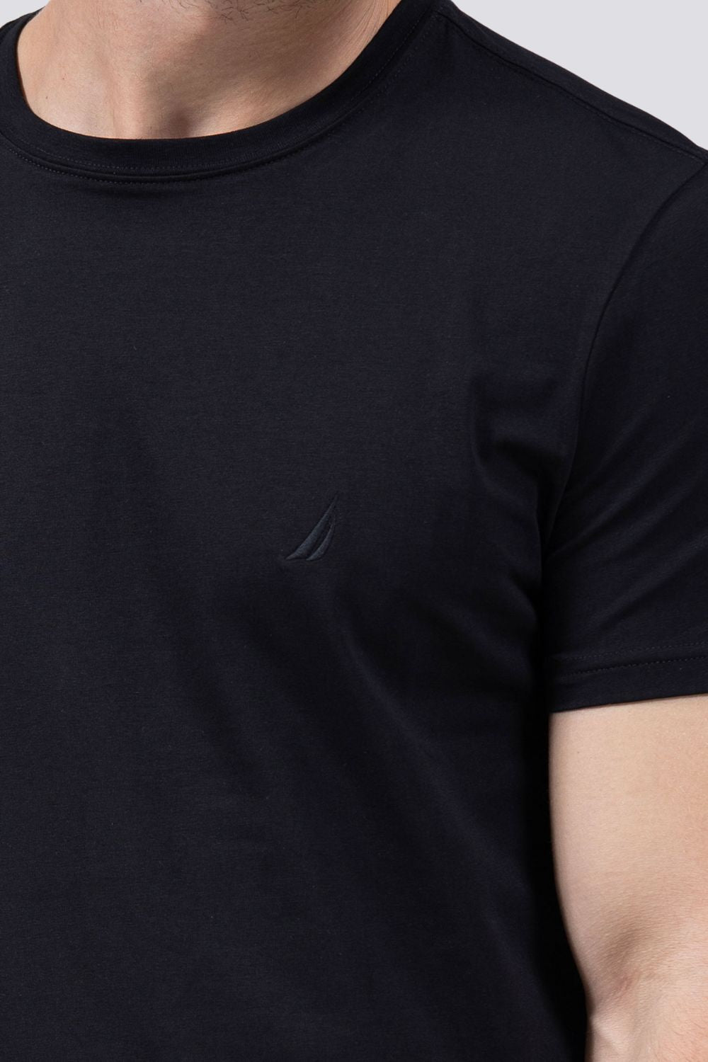 טישירט חלקה בצבע שחור