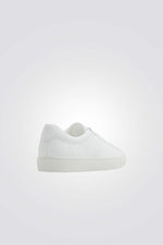 סניקרס בצבע לבן