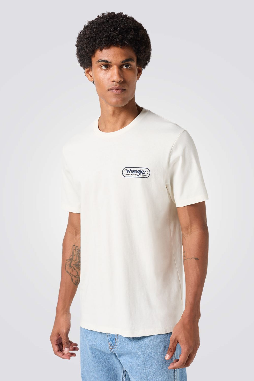 טישירט בצבע לבן עם לוגו