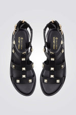 סנדל גבוה עם ניטים בצבע שחור