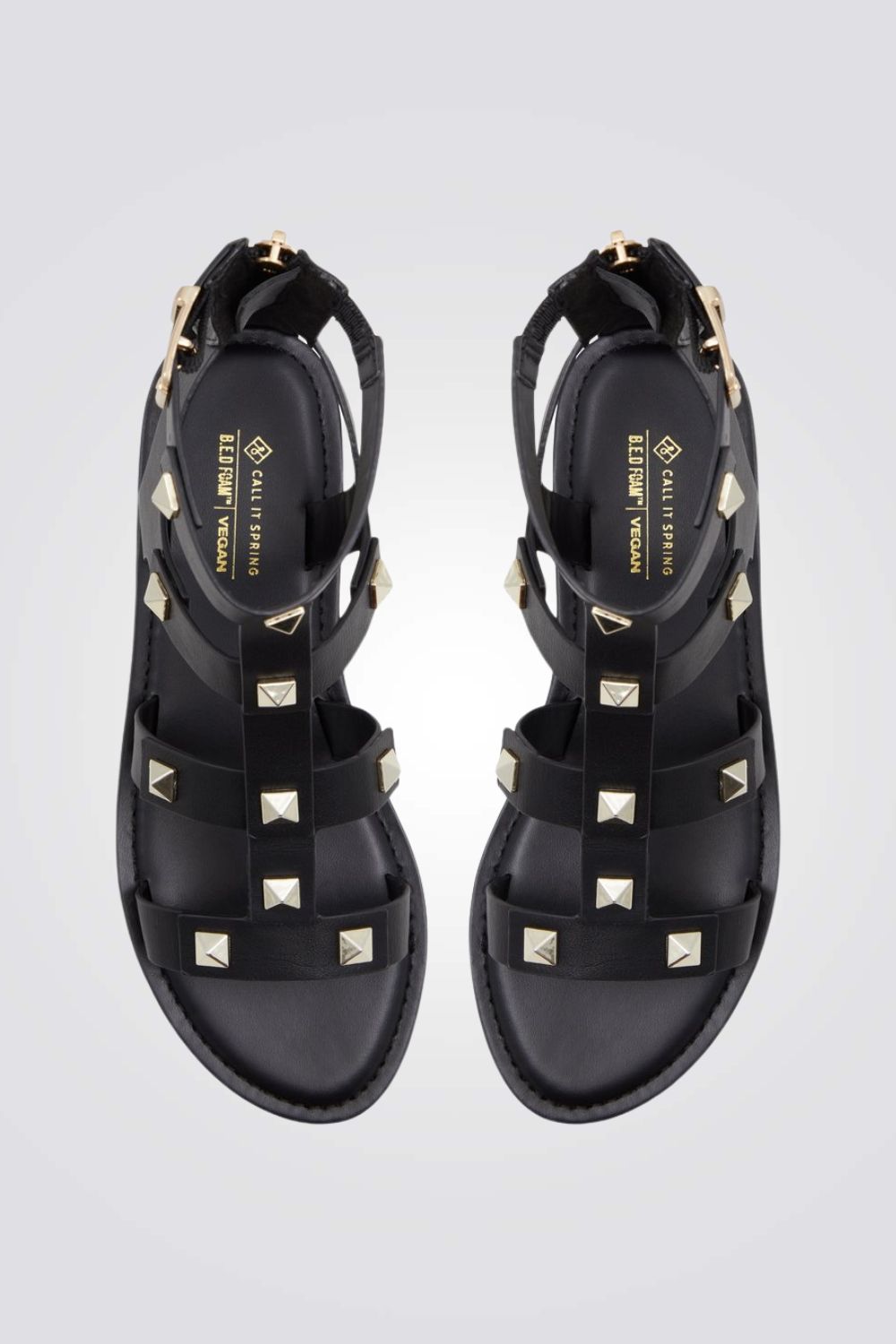 סנדל גבוה עם ניטים בצבע שחור