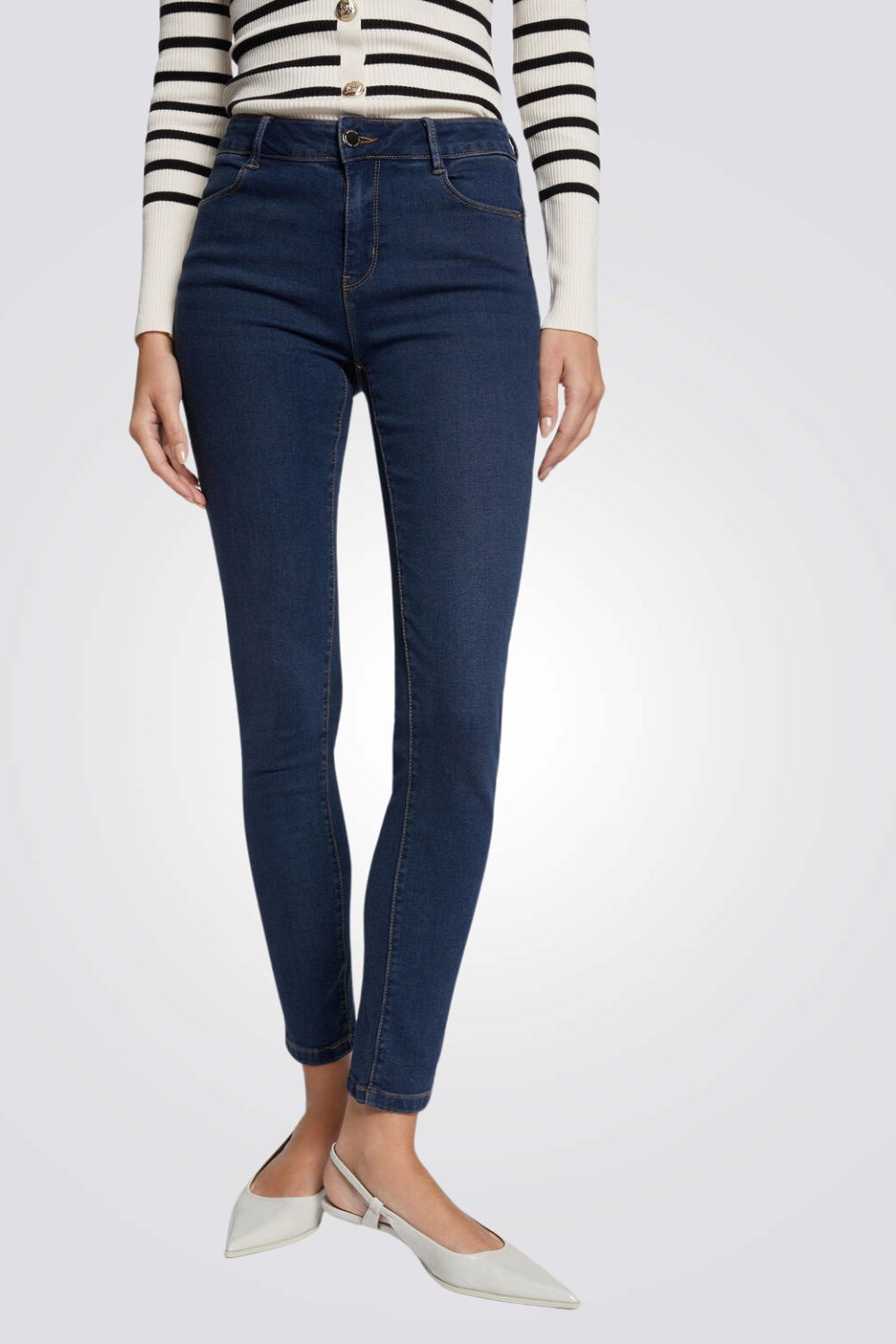 ג'ינס לנשים בצבע כחול כהה