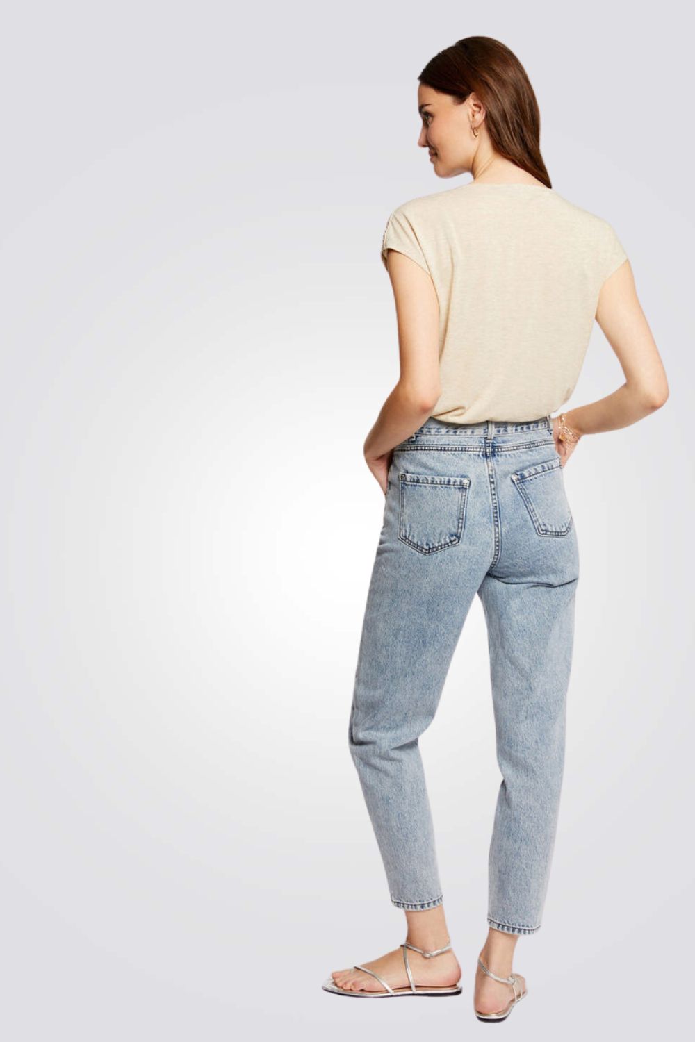 חולצה עם צווארון תחרה