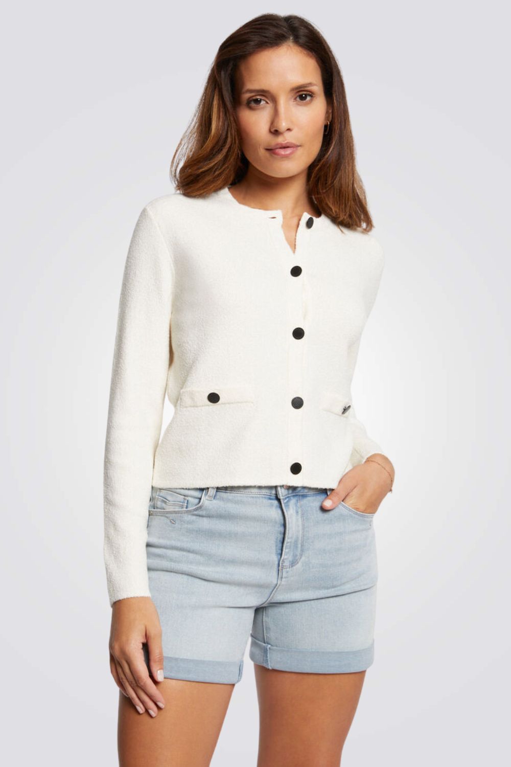 מכנסי ג'ינס קצרים בצבע כחול בהיר