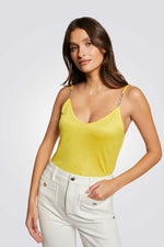 גופיה עם אבזם בכתף