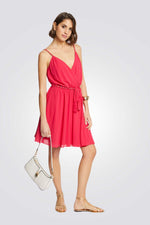 שמלה מיני מעטפת עם חגורה