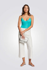 גופיה עם אבזם בכתף