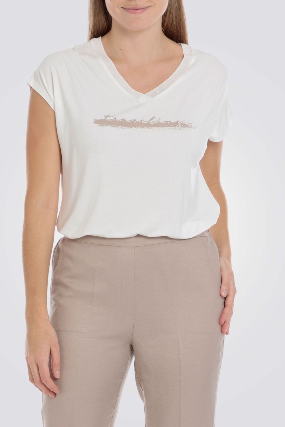 טישירט עם כיתוב בצבע לבן