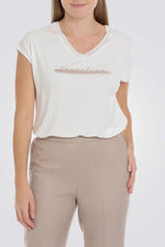 טישירט עם כיתוב בצבע לבן