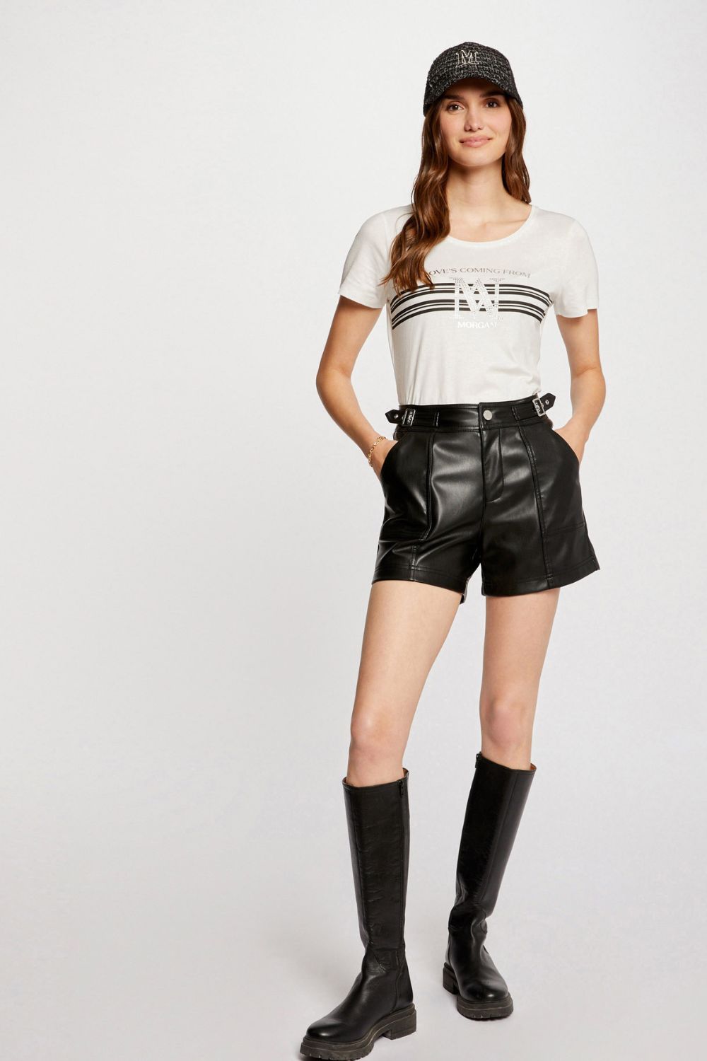 חולצת טי עם שרוולים קצרים בצבע לבן