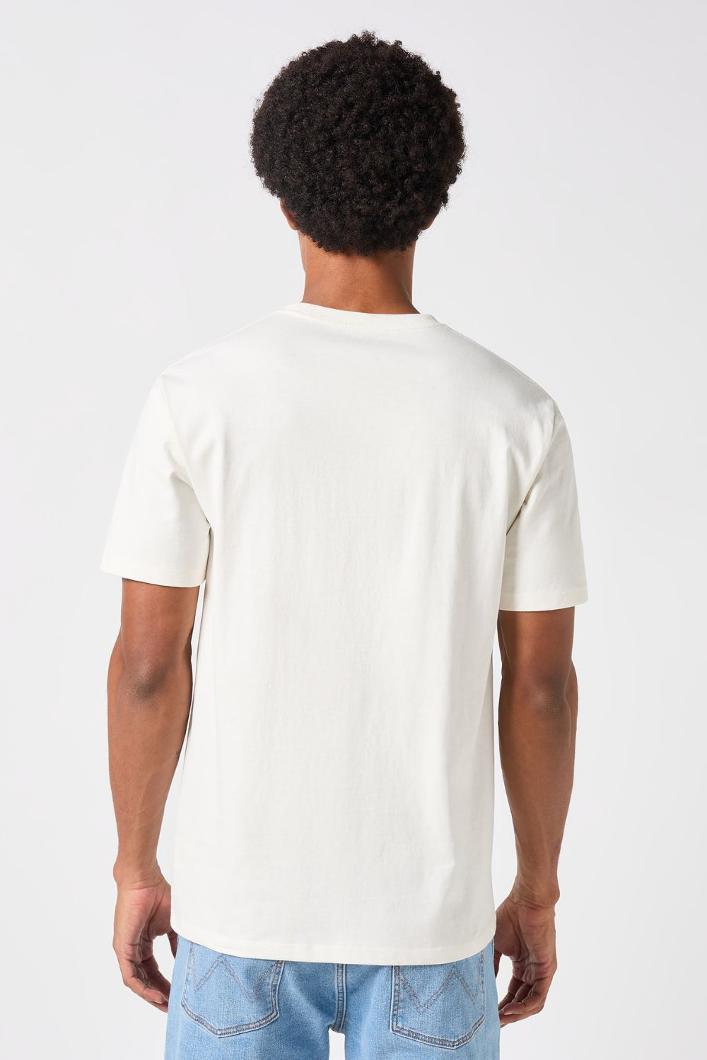 טישירט בצבע לבן עם לוגו