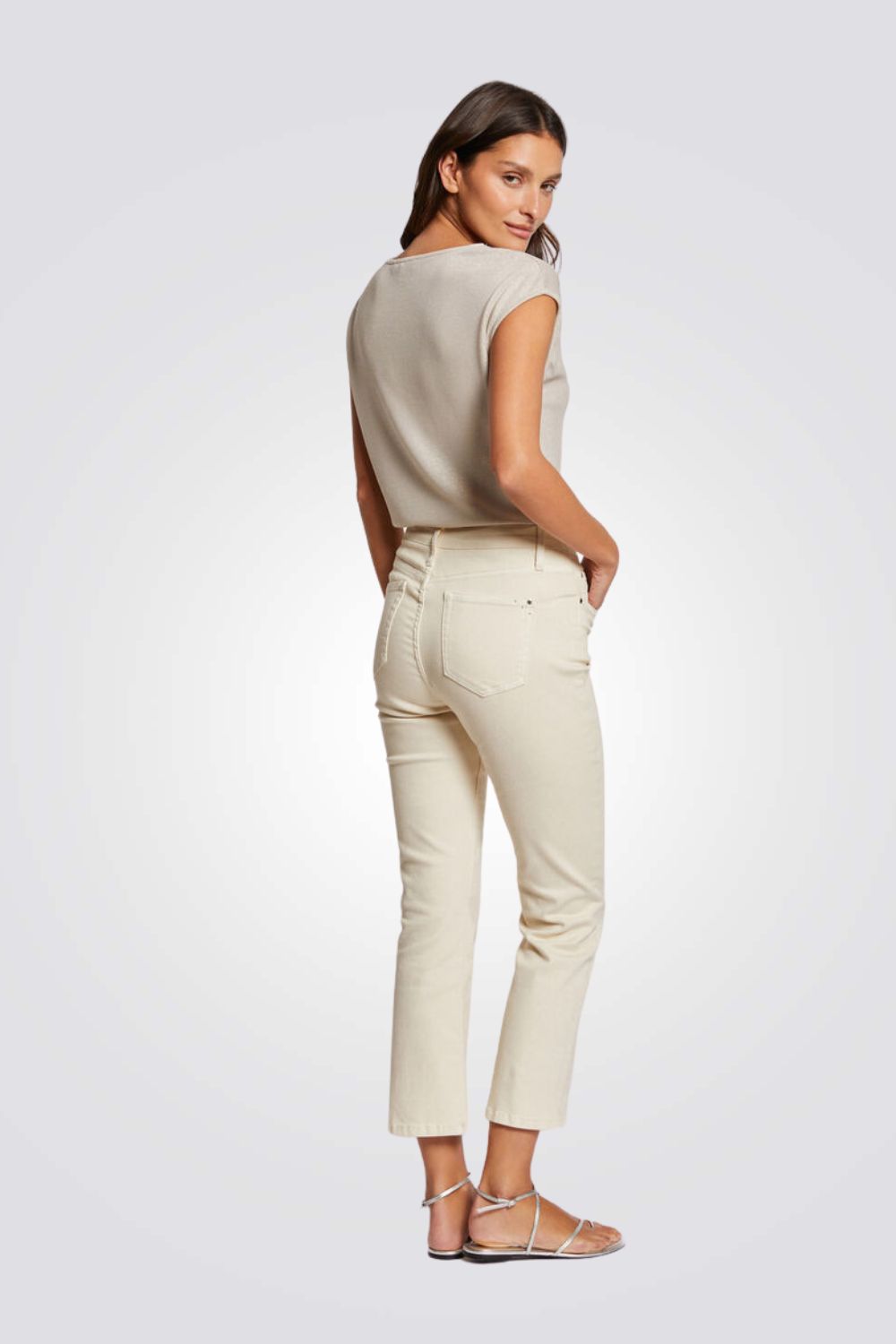 טישירט עם כפתורים דקורטיביים