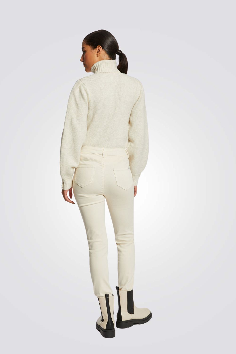 מכנסיים ארוכים בצבע בז'