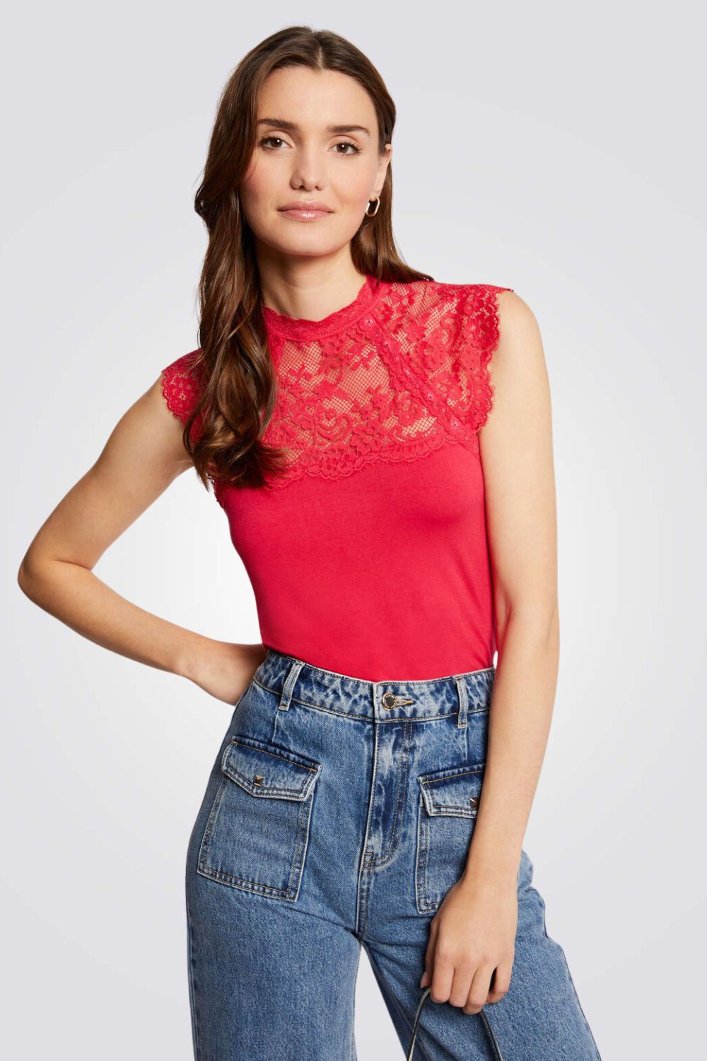חולצה עם תחרה בצבע אדום