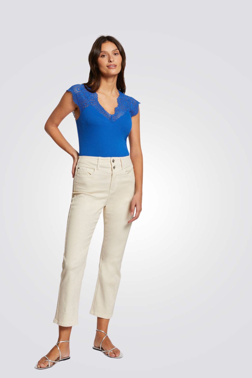 גופיה עם מחשוף תחרה בצבע כחול