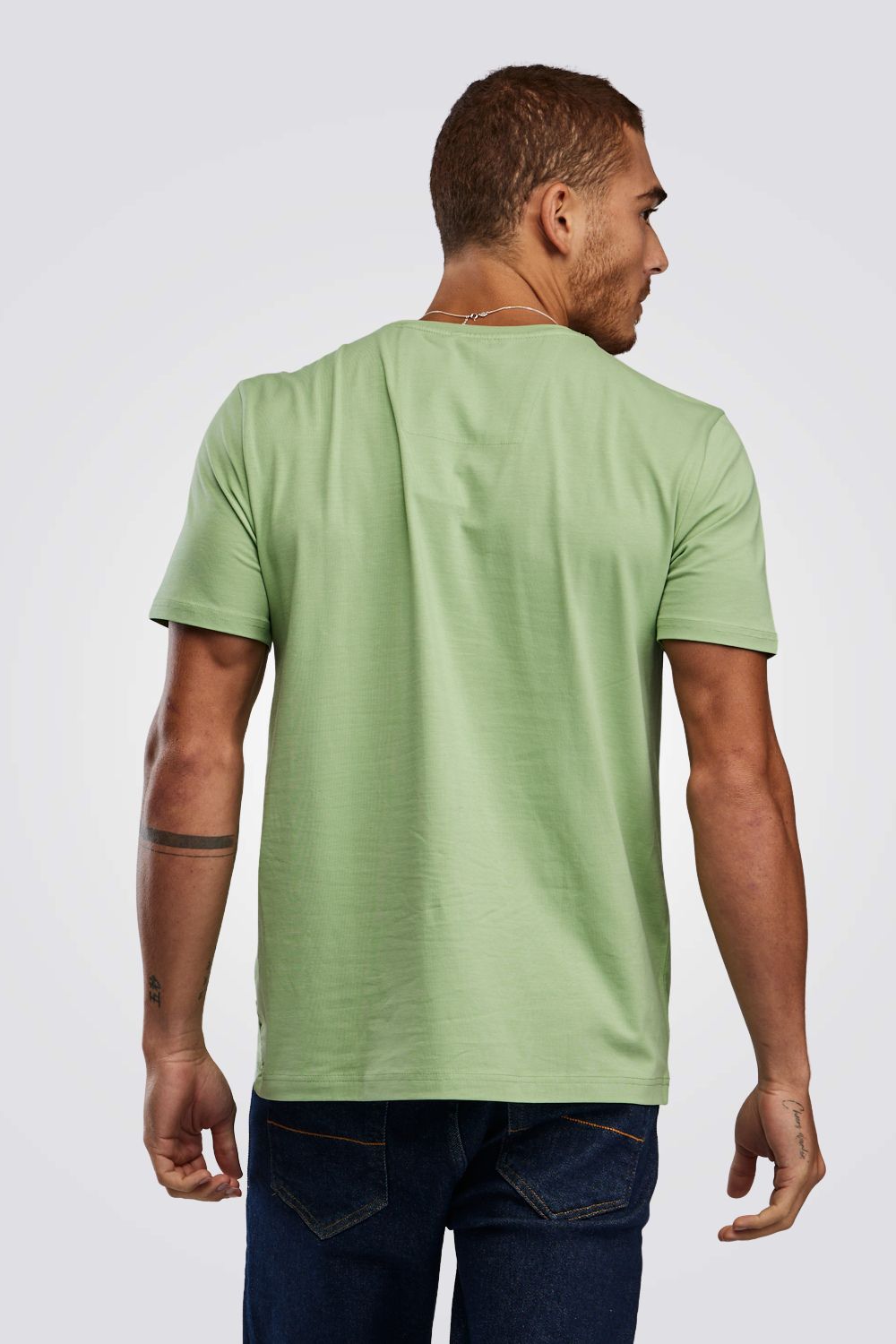 טישירט בצבע ירוק 