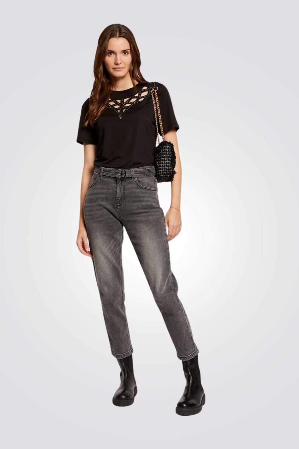 טישירט עם פתחים בחזה