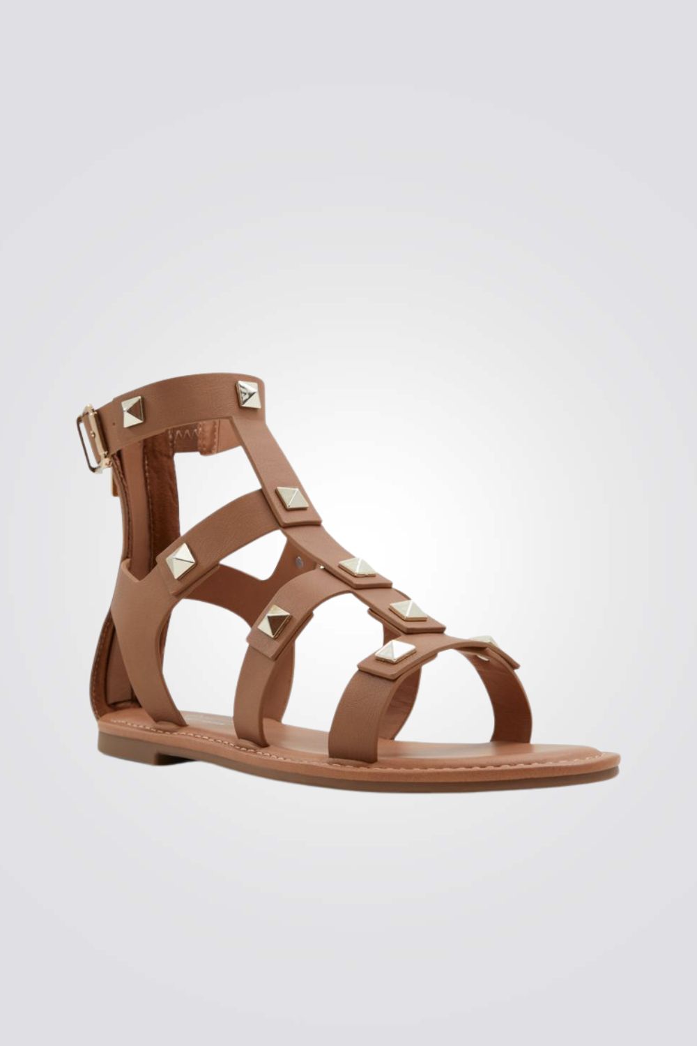 סנדל גבוה עם ניטים בצבע חום