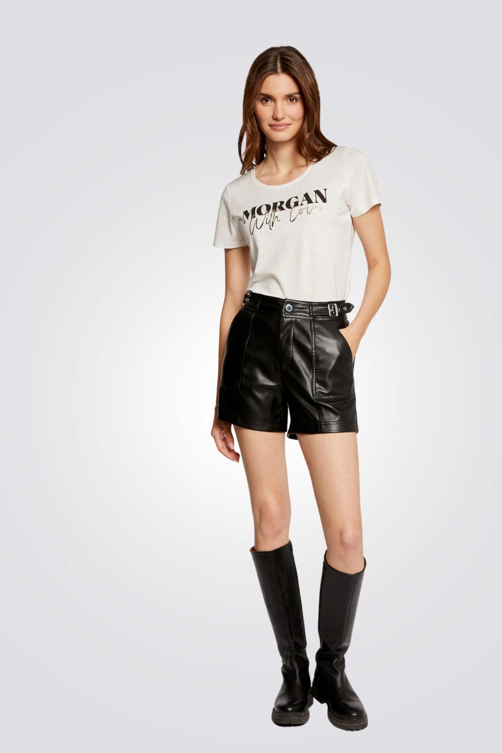 חולצת טי עם שרוולים קצרים בצבע לבן