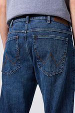 ג'ינס בצבע כחול