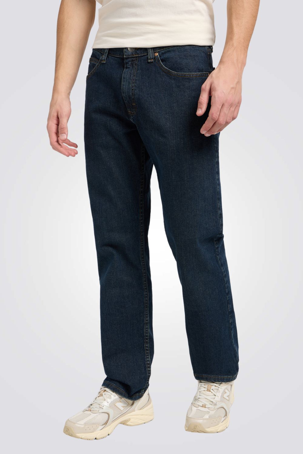ג'ינס בצבע כחול כהה