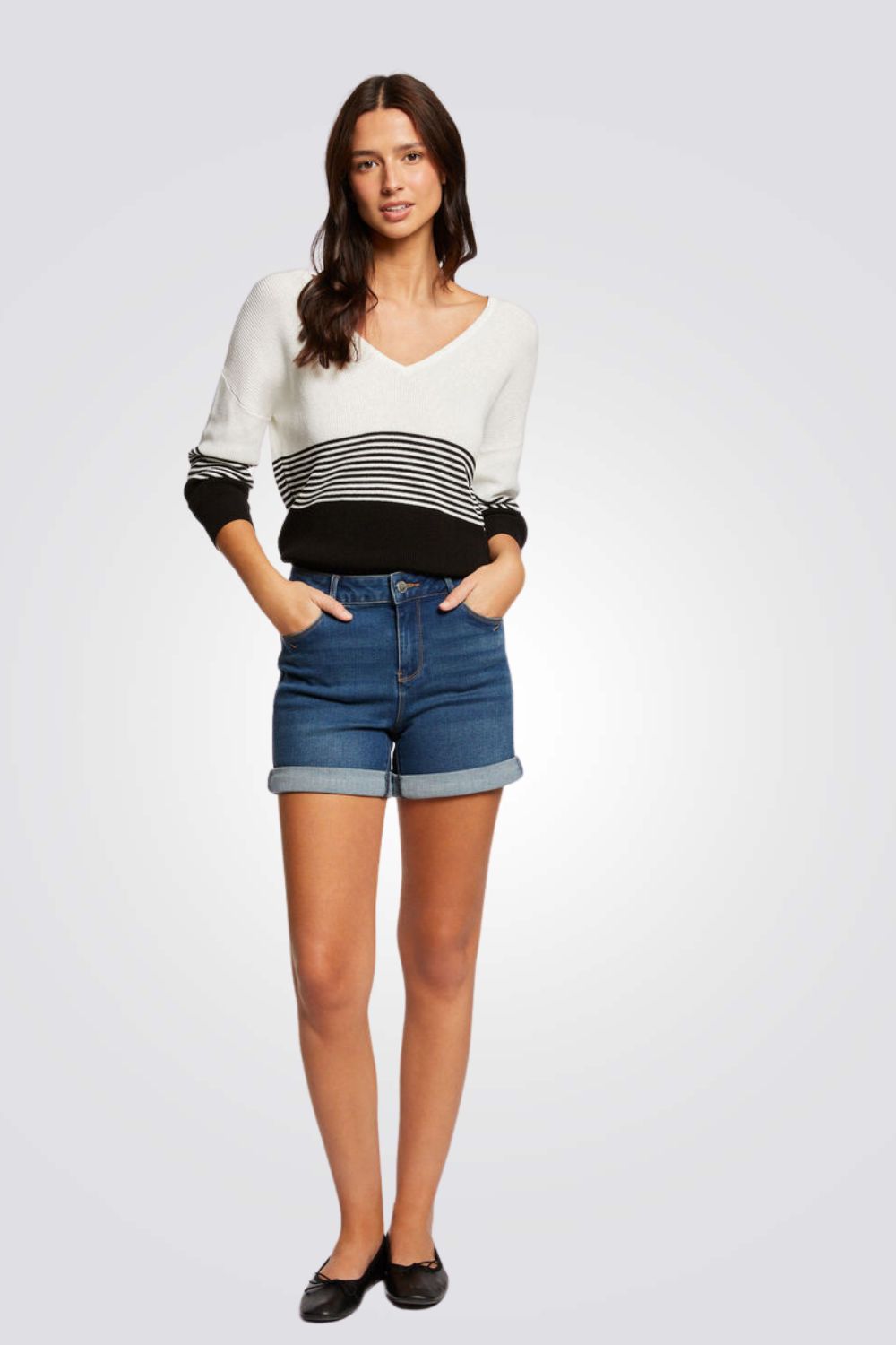 מכנסי ג'ינס קצרים בצבע כחול כהה