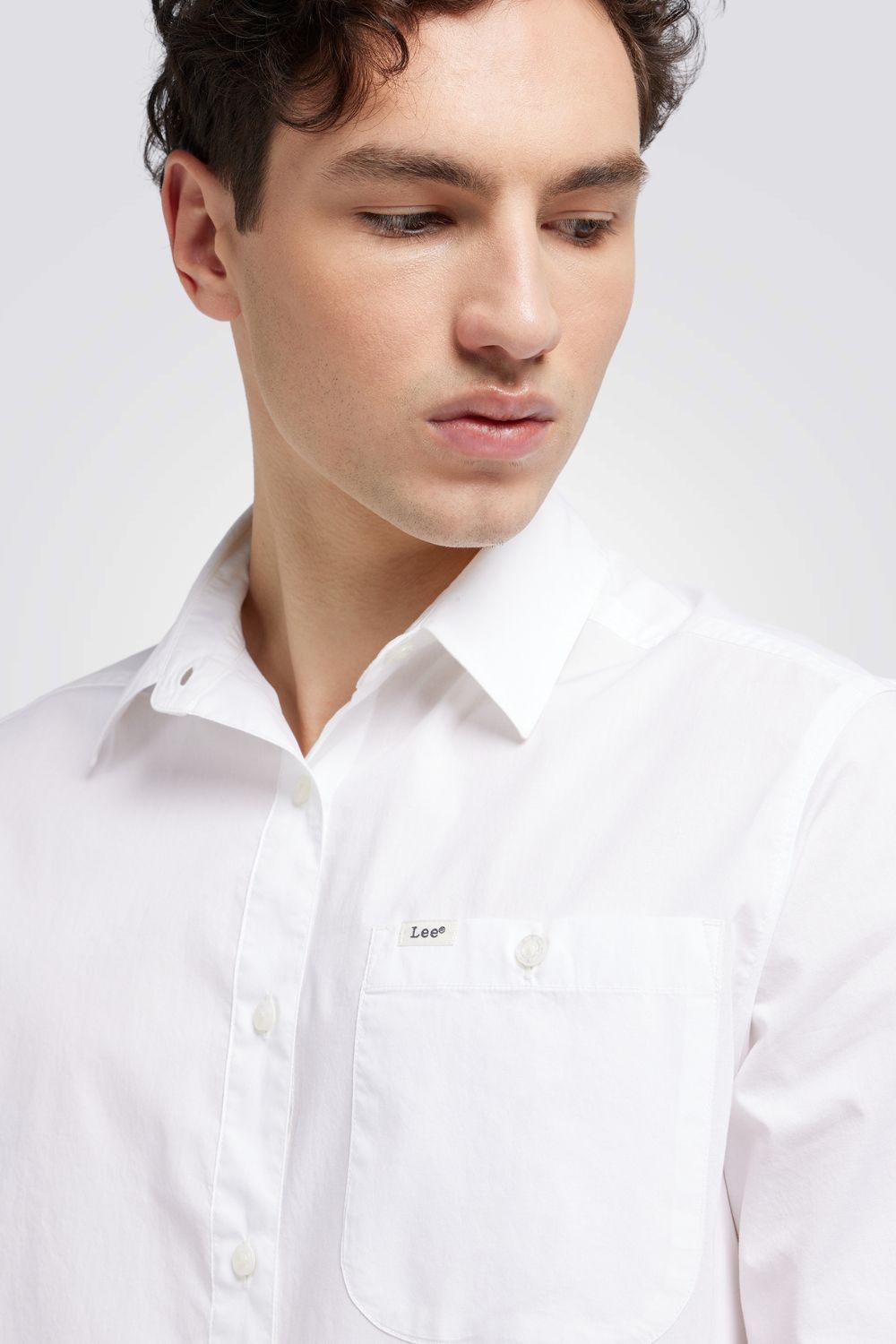 חולצה מכופתרת בצבע לבן