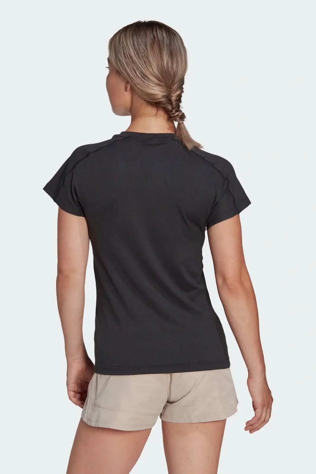 טישירט ESSENTIALS MINIMAL BRANDING V-NECK TEE בצבע שחור