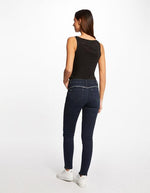 גופייה מנצנצת לנשים בצבע שחור - MASHBIR//365