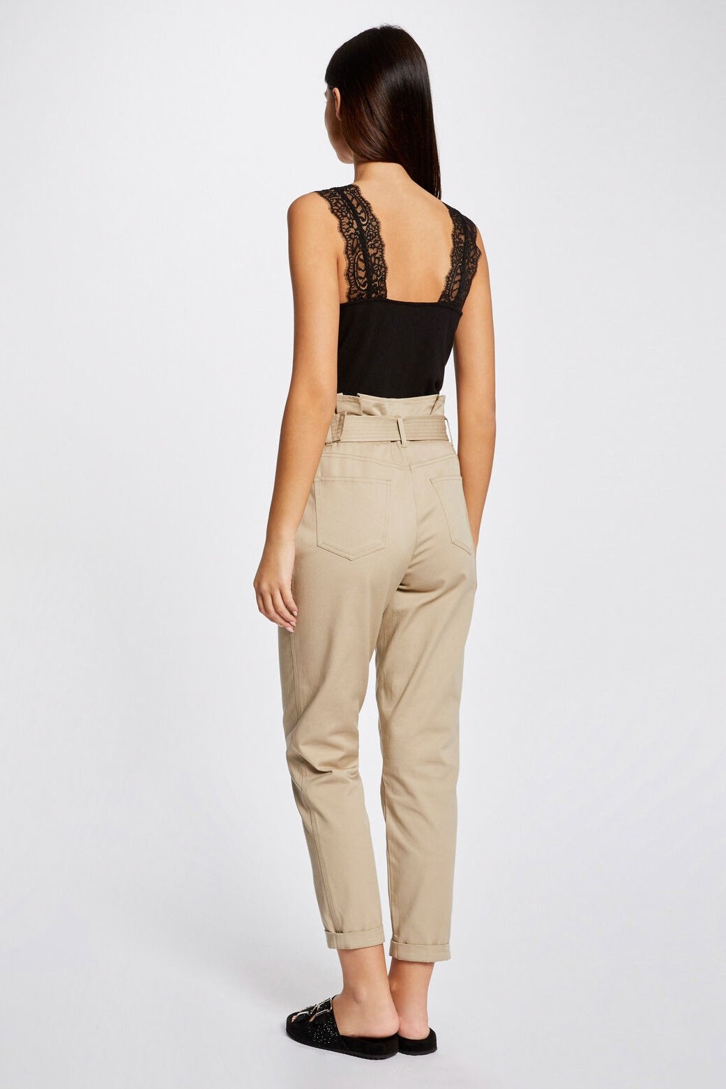 גופייה רצועות תחרה בצבע שחור