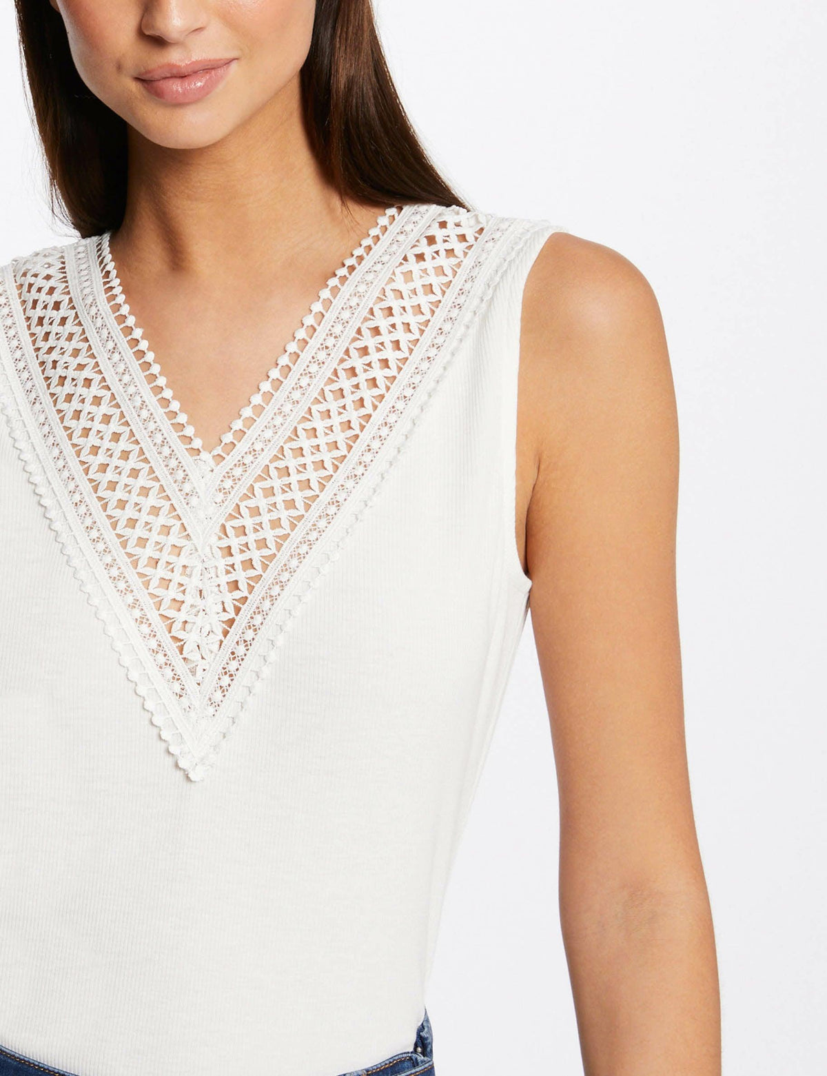 גופיה עם רצועות רחבות ועיטורים בצבע OFF WHITE - MASHBIR//365