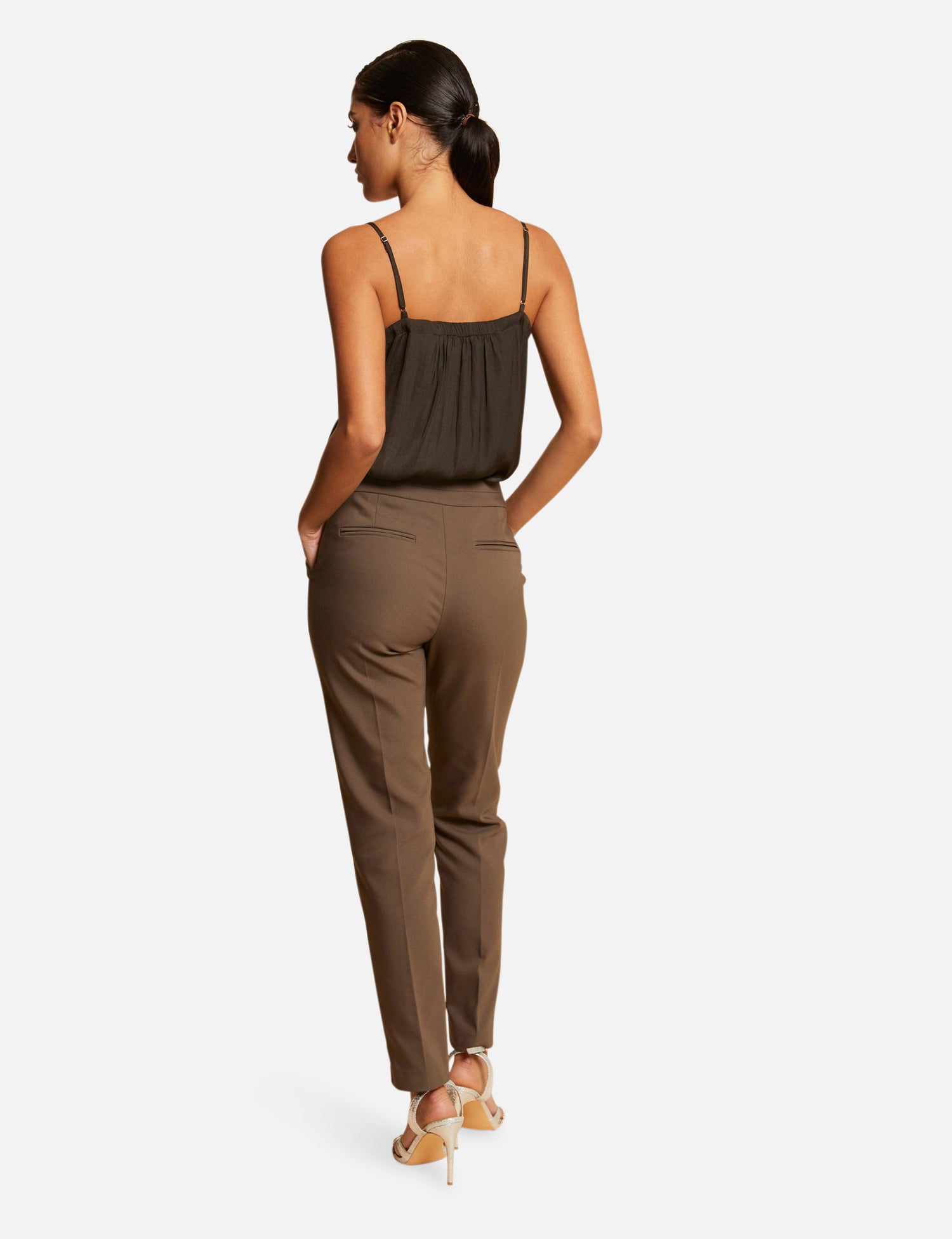 גופיית תחרה בצבע חום