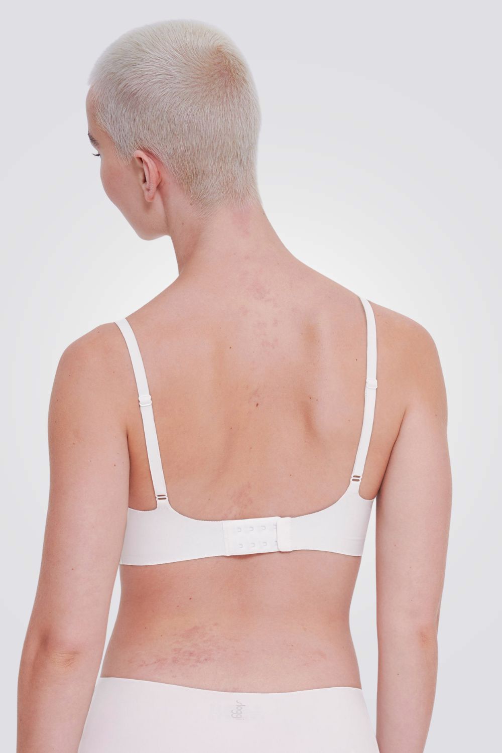 חזיה מרופדת ZERO Feel 2.0 Ultra Bra בצבע לבן