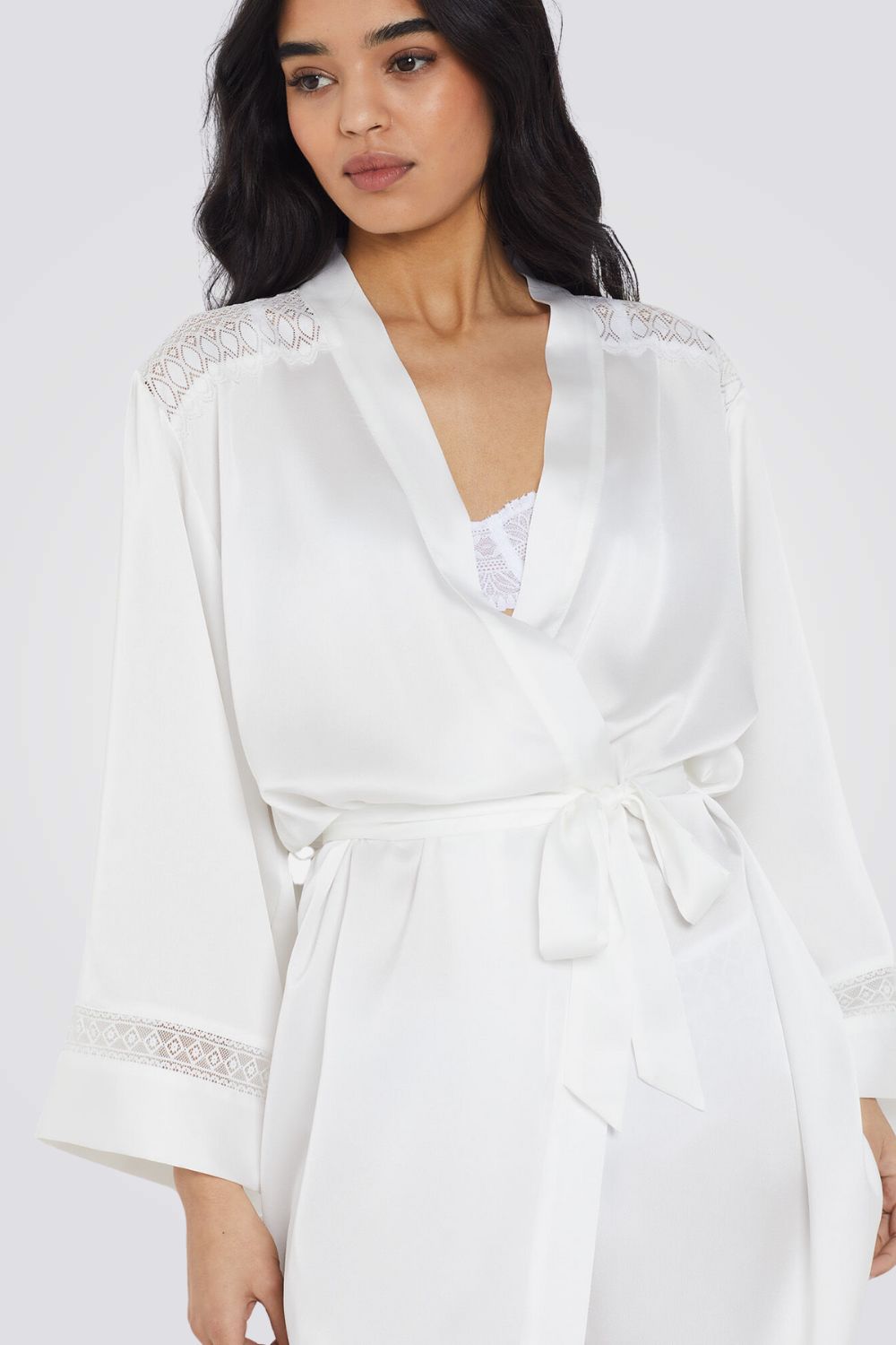 חלוק סאטן SHABILLE בצבע לבן