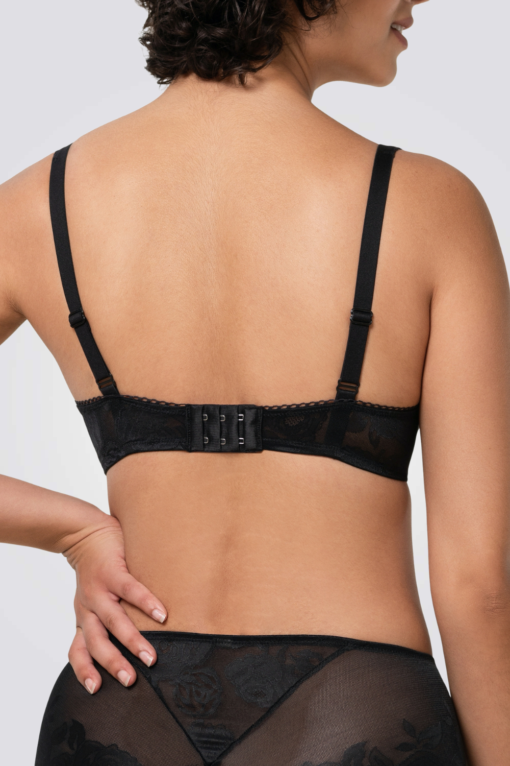 חזייה מרופדת למידות גדולות Wild Rose Sensation WP בצבע שחור