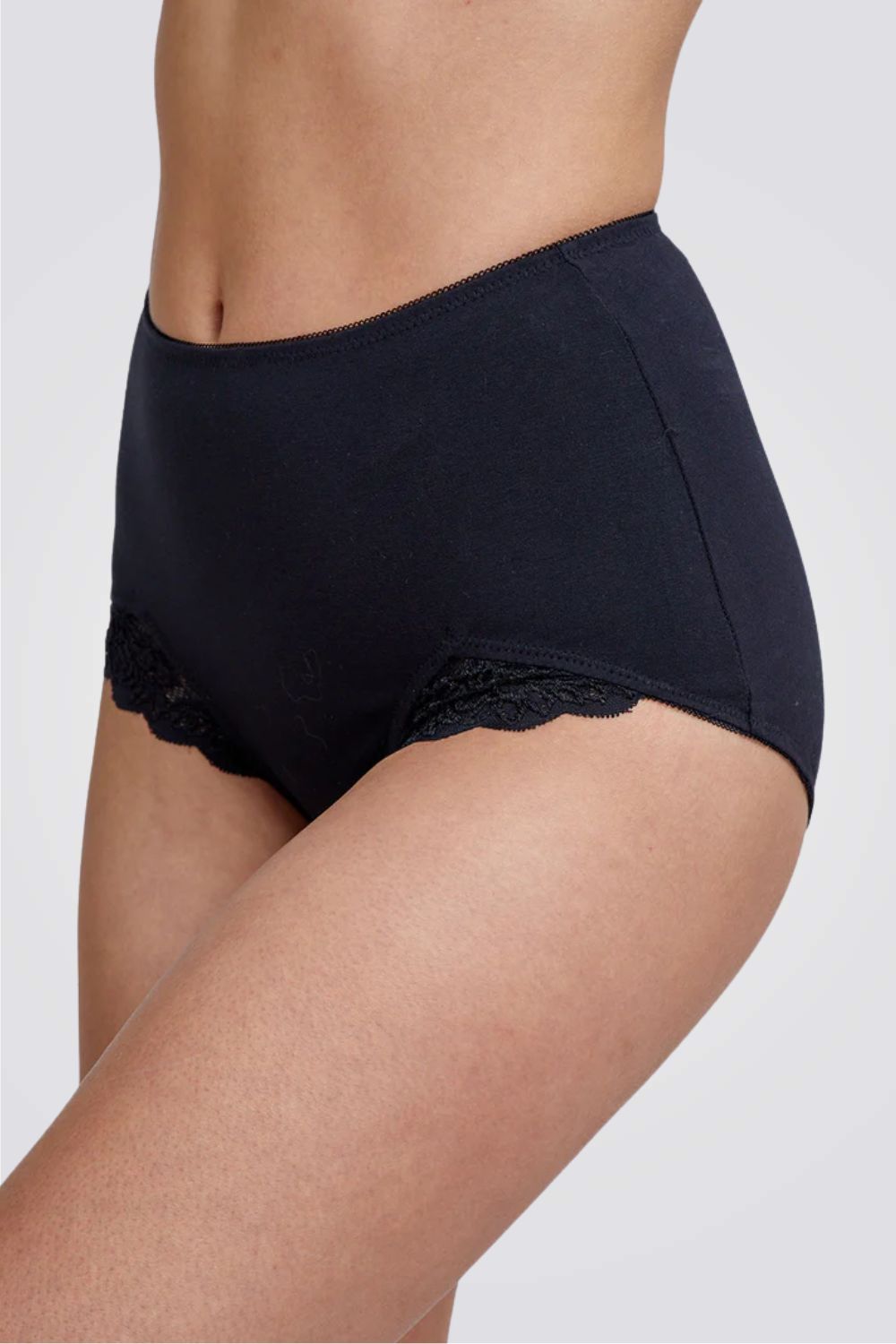 תחתוני כותנה בגזרת מקסי מחטבים בעיטור תחרה