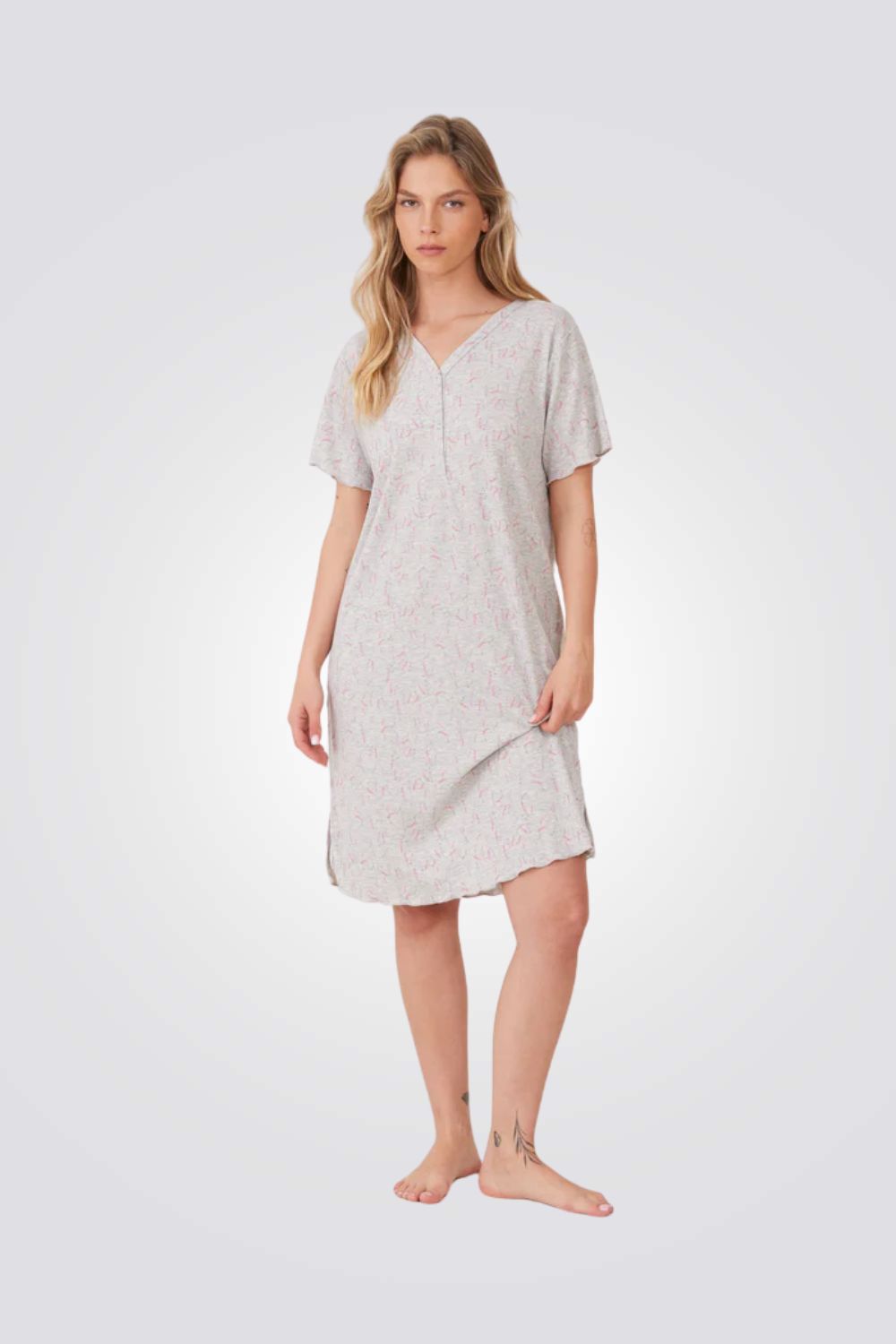 כותונת לילה עם שרוול קצר בהדפס פרחוני