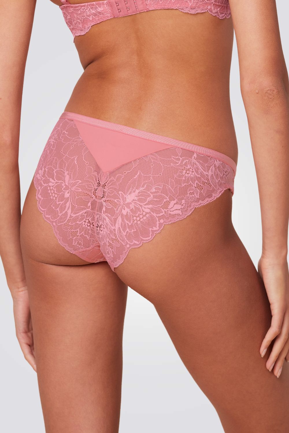 תחתוני תחרה Amourette Charm T Brazilian בצבע ורוד