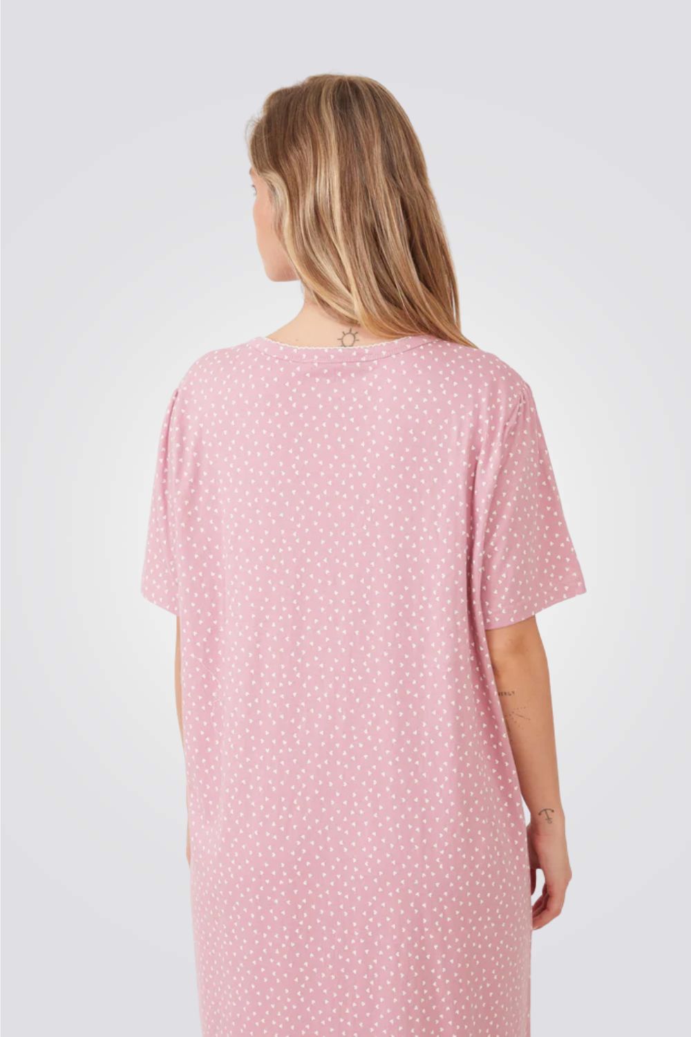 כותונת לילה בהדפס לבבות