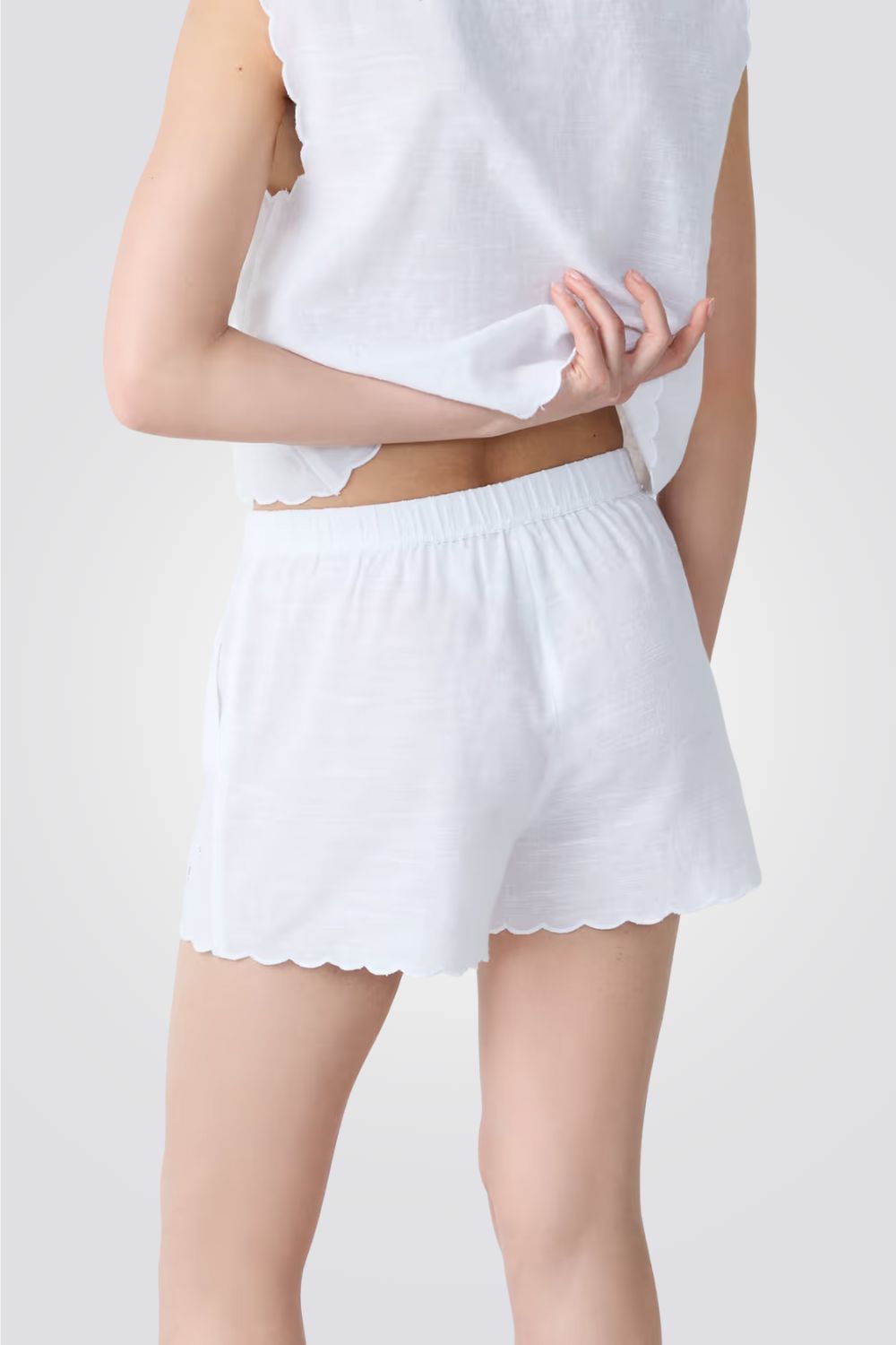 מכנסי פיג'מה קצרים CARLYNE  בצבע לבן