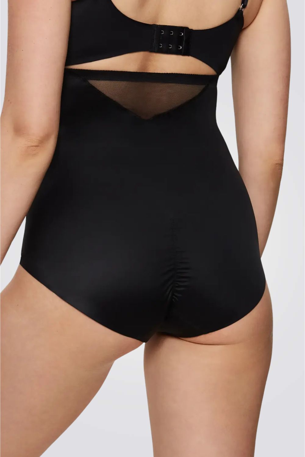 תחתונים מחטבים בגזרה גבוהה בצבע שחור