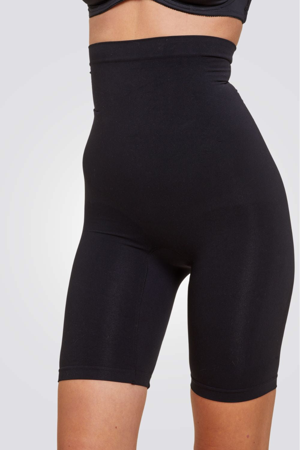 מכנס מחטב שחור עם מותן גבוהה