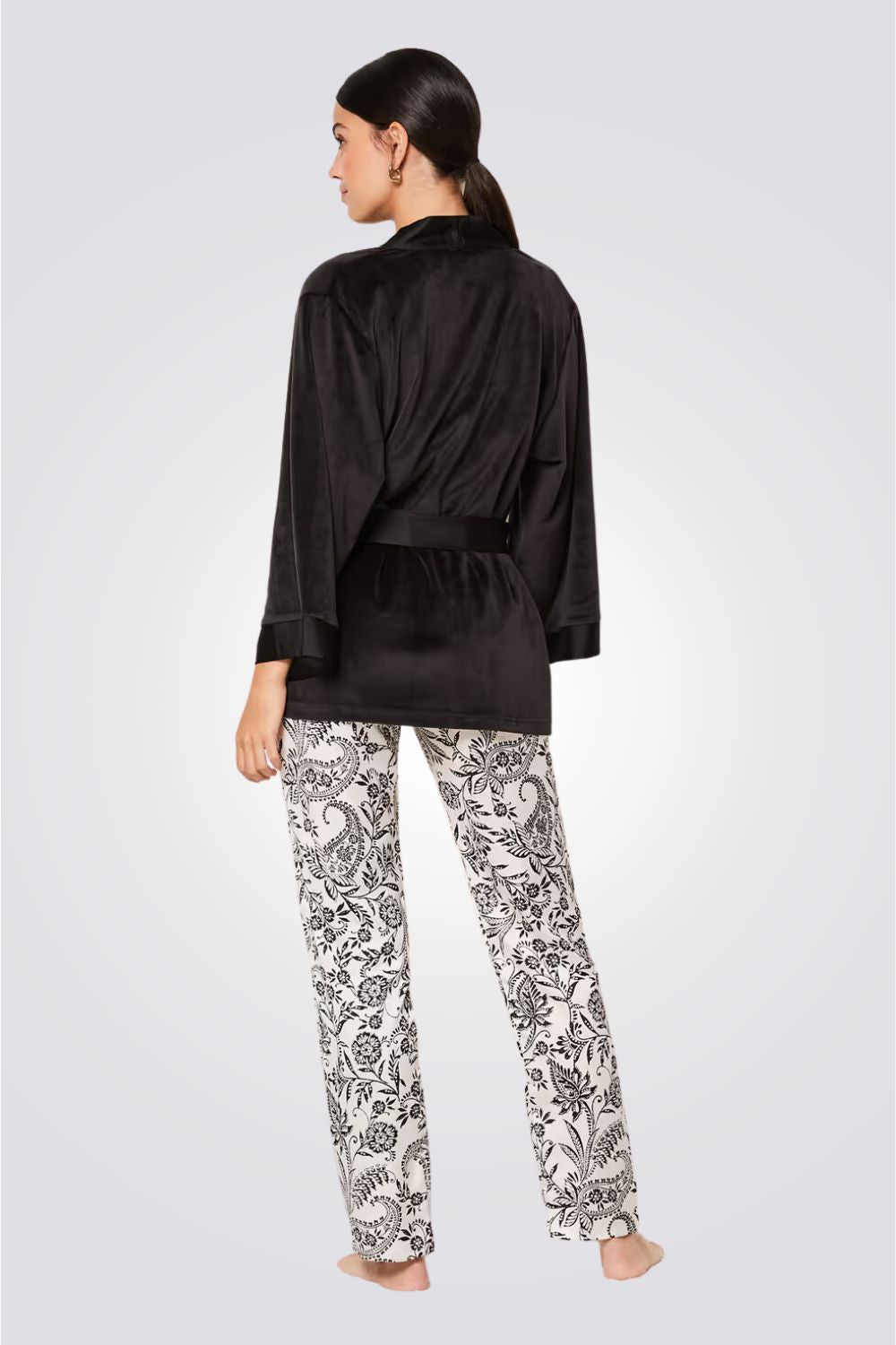 סט פיג'מה בשלושה חלקים BECS  בצבעים שחור לבן