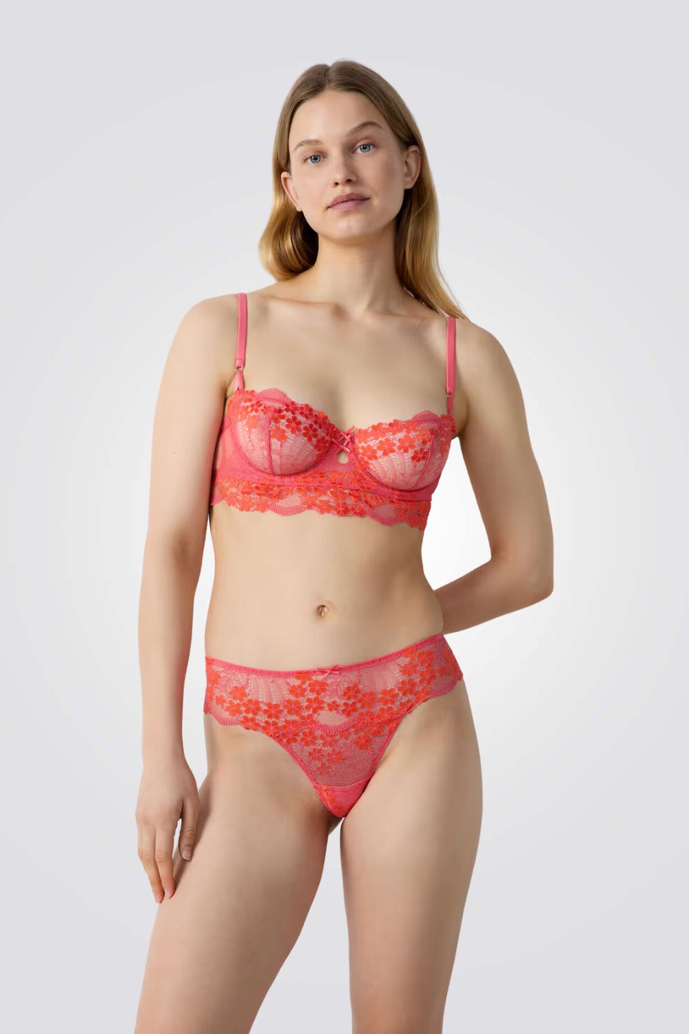 תחתוני חוטיני מתחרה SOMPTUEUSE  בעיצוב פרחוני