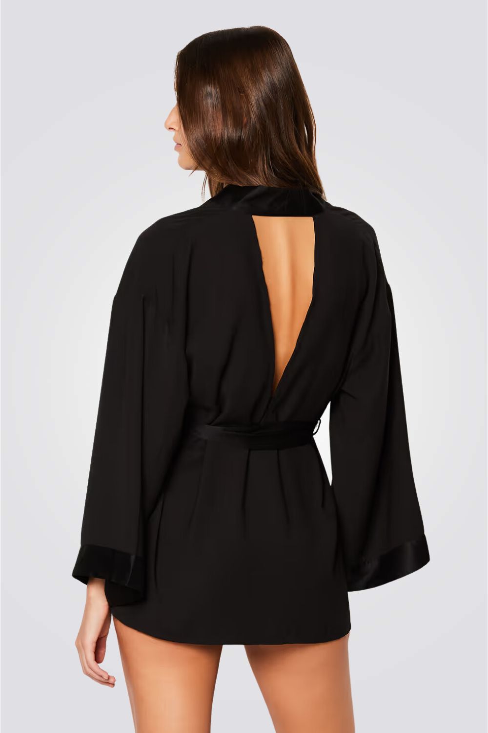 חלוק סאטן GERMAIN עם גב פתוח בצבע שחור