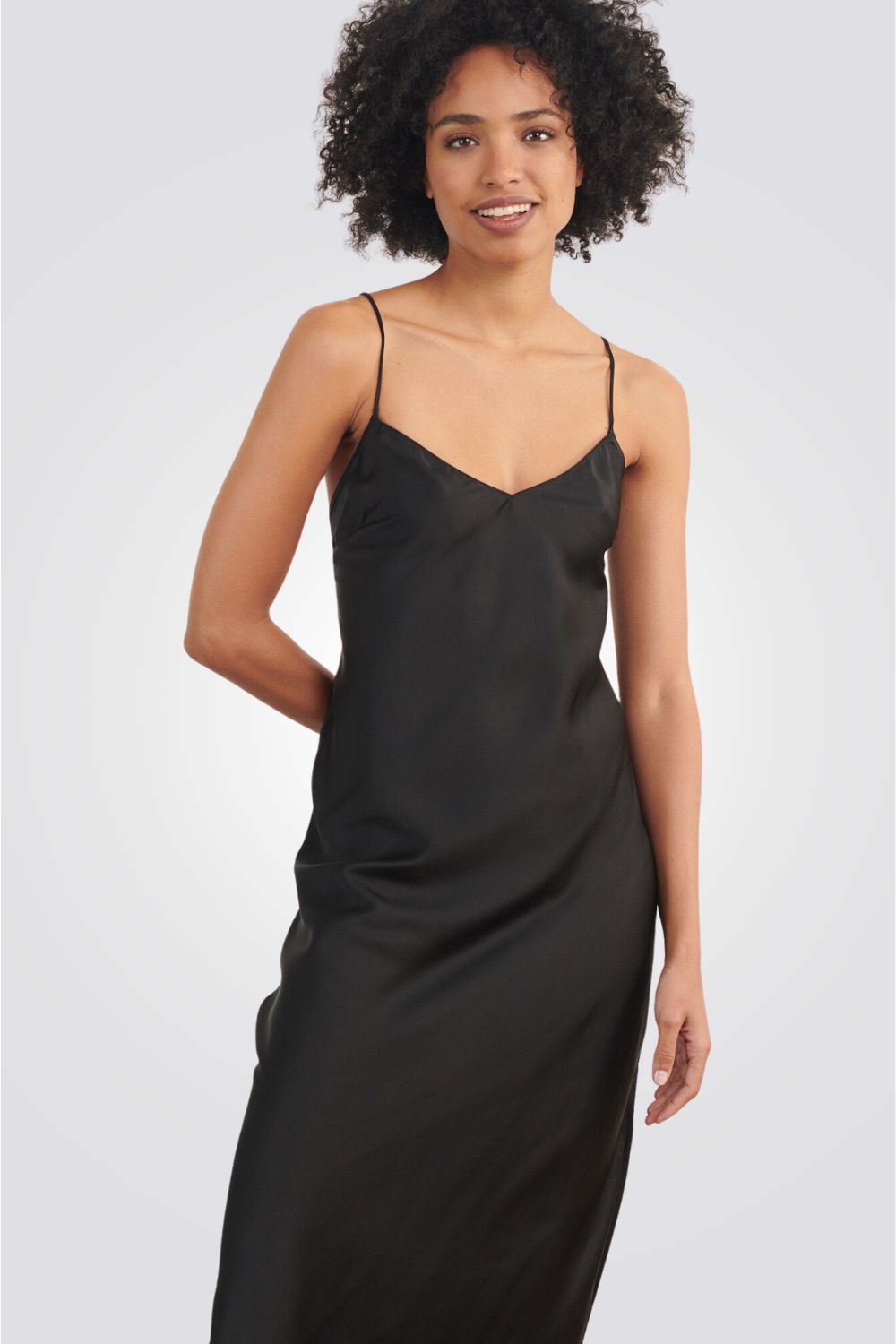 כותונת לילה מסאטן LEIRE בצבע שחור